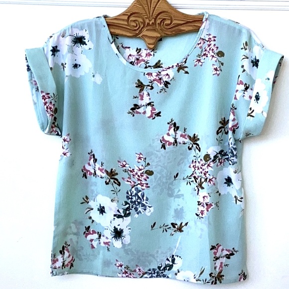 SHEIN Tops - SHEIN Short Sleeved Tee Size Small US 4